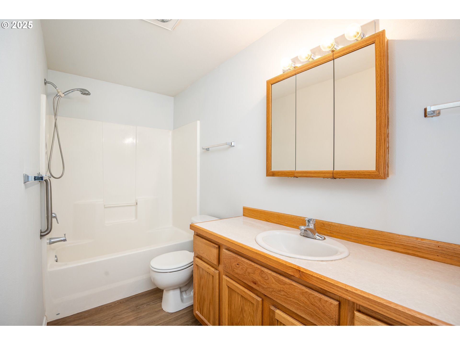957 Benjamin Avenue Cottage Grove, OR 97424 - Photo 9 of 17 Bathroom, Attached