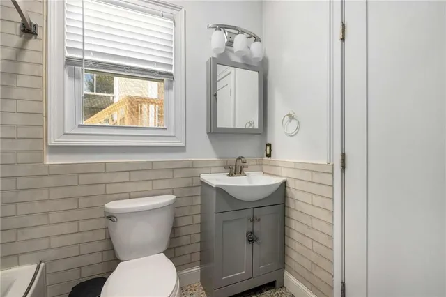 a view of outdoor area with sign board