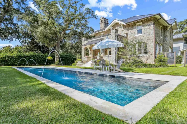 a view of a house with a yard
