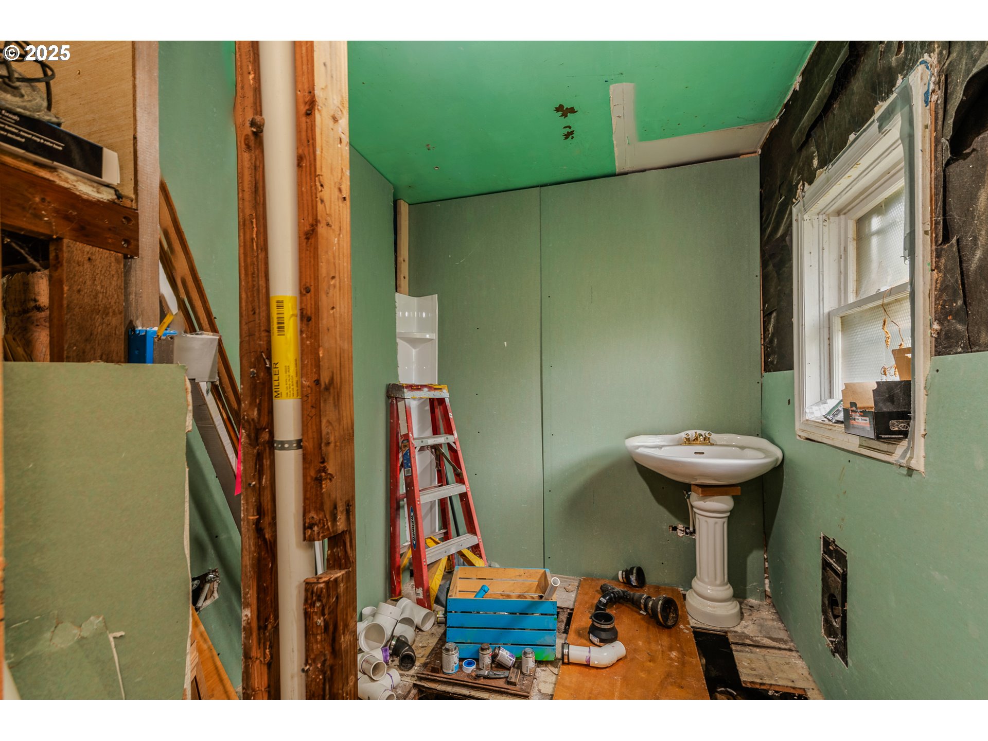 2026 C Street Washougal, WA 98671 - Photo 12 of 36 a bathroom with a sink and a toilet