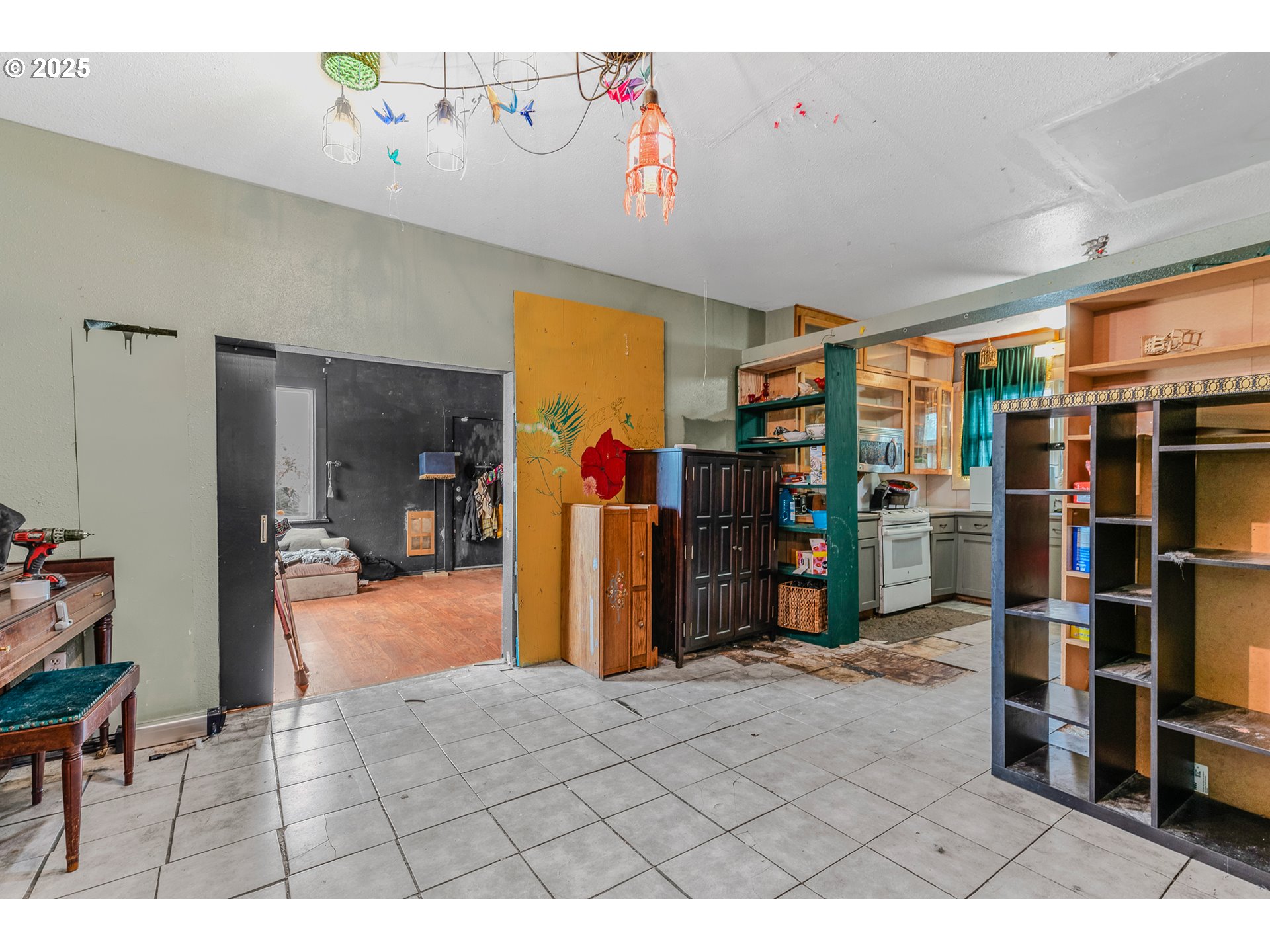 2026 C Street Washougal, WA 98671 - Photo 5 of 36 a view of a livingroom with furniture