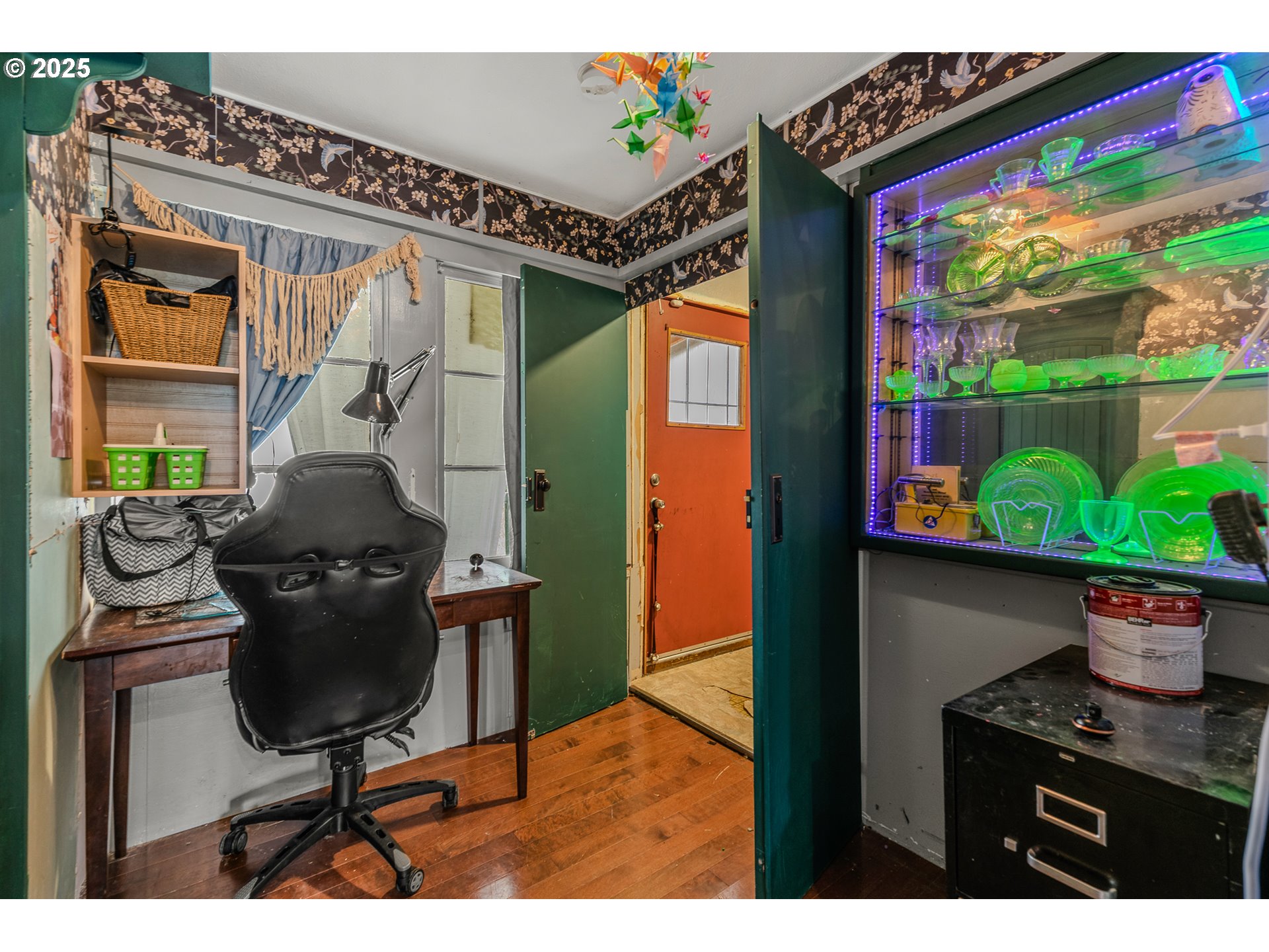 2026 C Street Washougal, WA 98671 - Photo 10 of 36 a living room with furniture and a potted plant