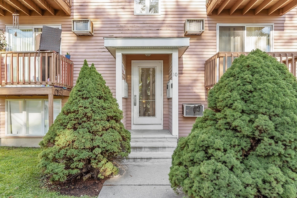 10 Dryden Street, Unit 7 Worcester, MA 01605 - Photo 2 of 24 front view of a house