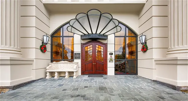 a view of entryway with a