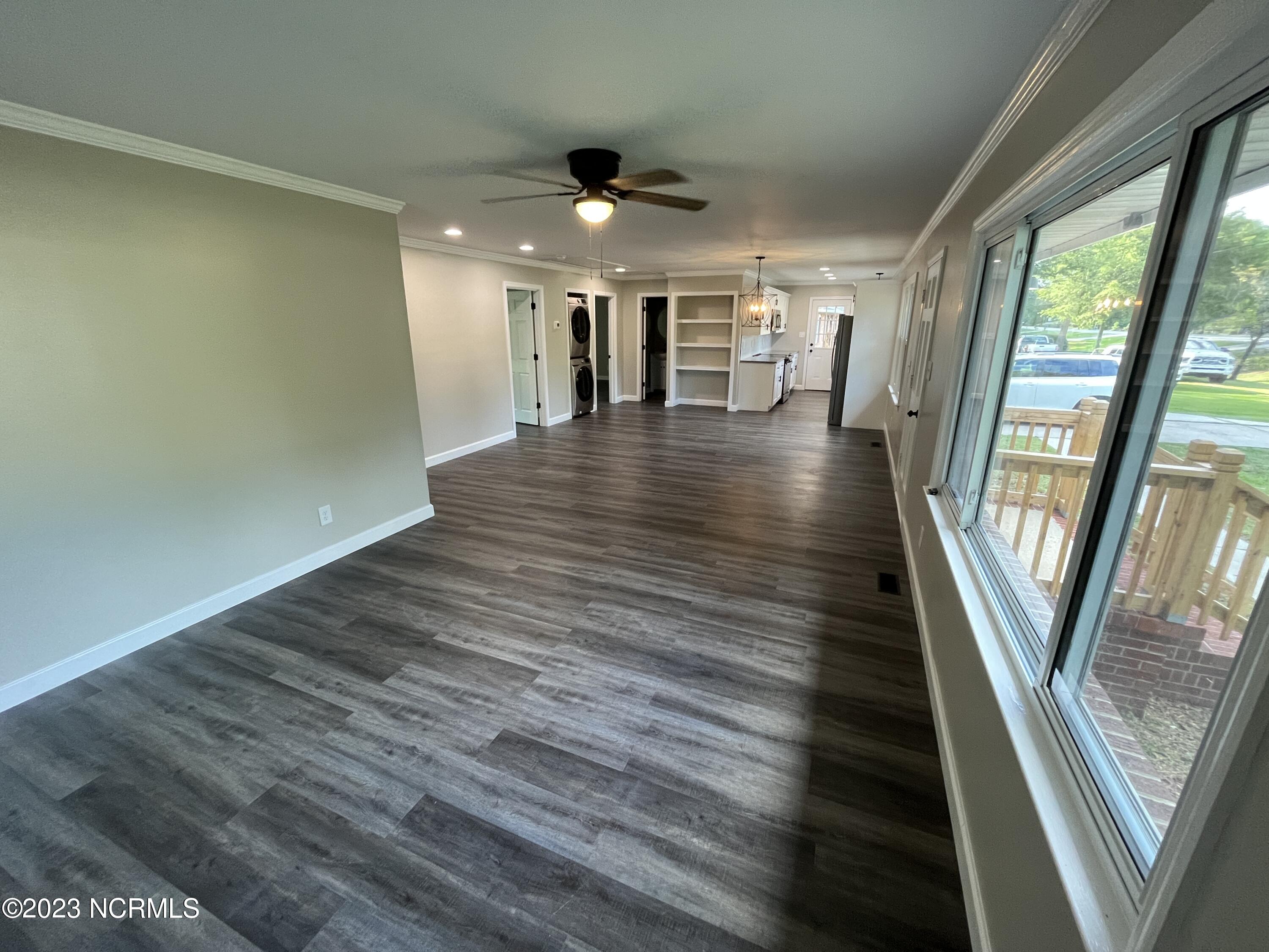 405 Washington Post Road New Bern, NC 28562 - Photo 13 of 28 Living Room