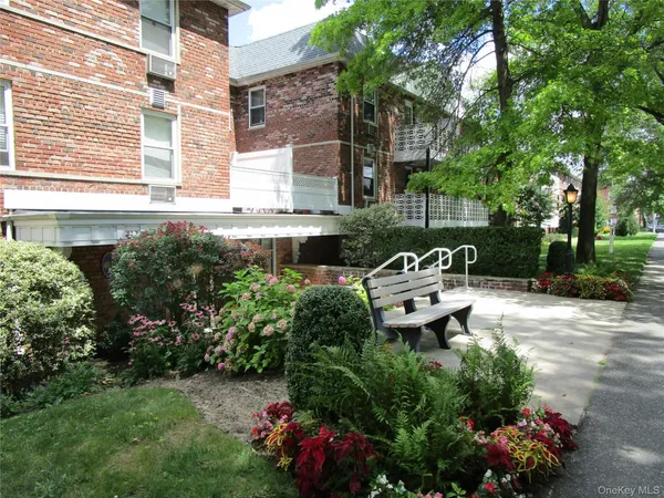 $389,999 | 40 Daley Place, Unit 127, Lynbrook, NY 11563