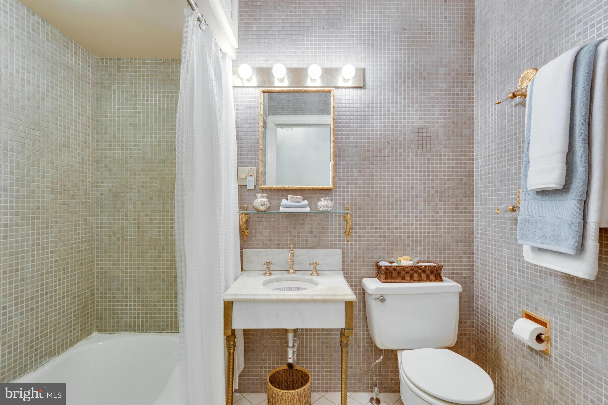 2031 Q Street Northwest, Unit 2 Washington, DC 20009 - Photo 13 of 16 Bath