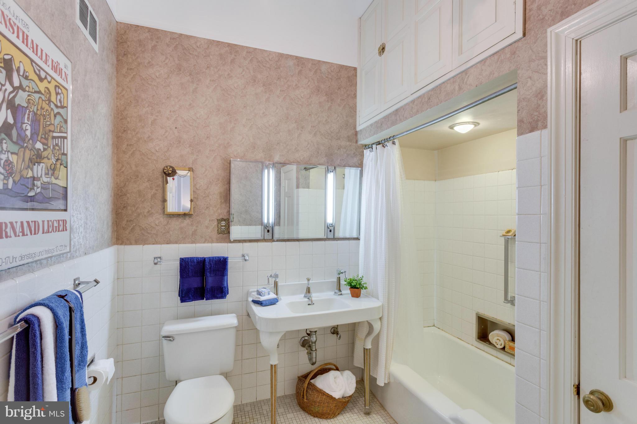 2031 Q Street Northwest, Unit 2 Washington, DC 20009 - Photo 6 of 16 Bath