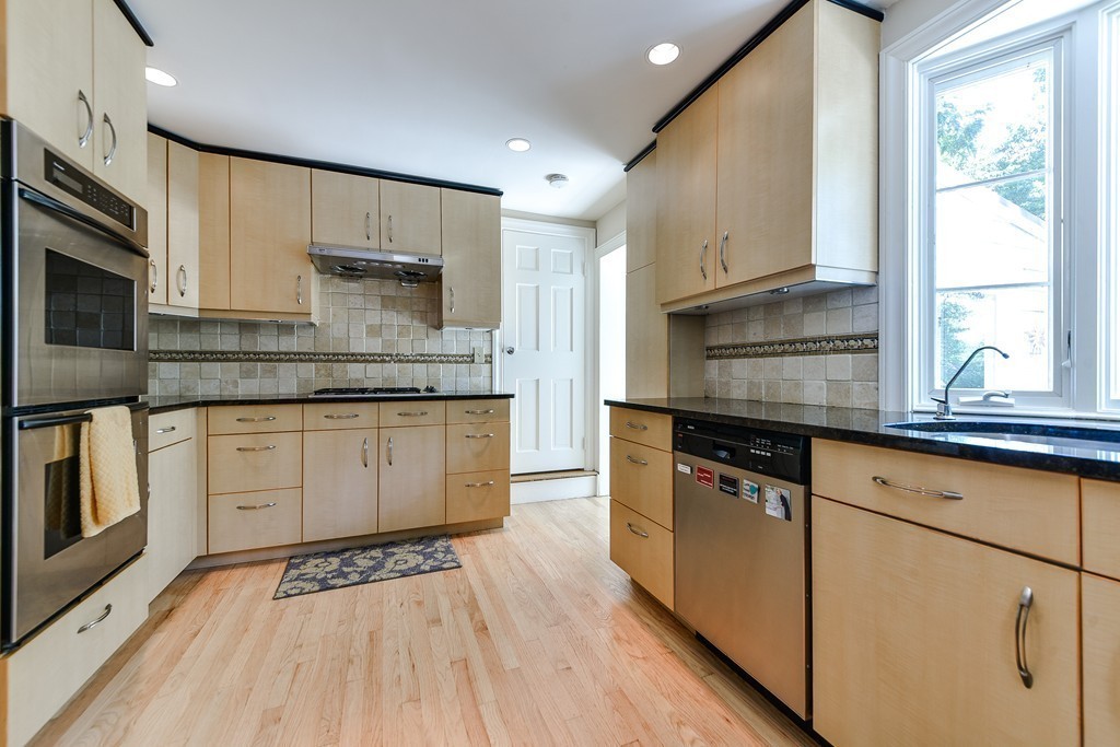 30 Thackeray Road Wellesley, MA 02481 - Photo 6 of 29