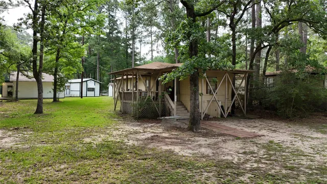 a view of a barn in the middle of a yard