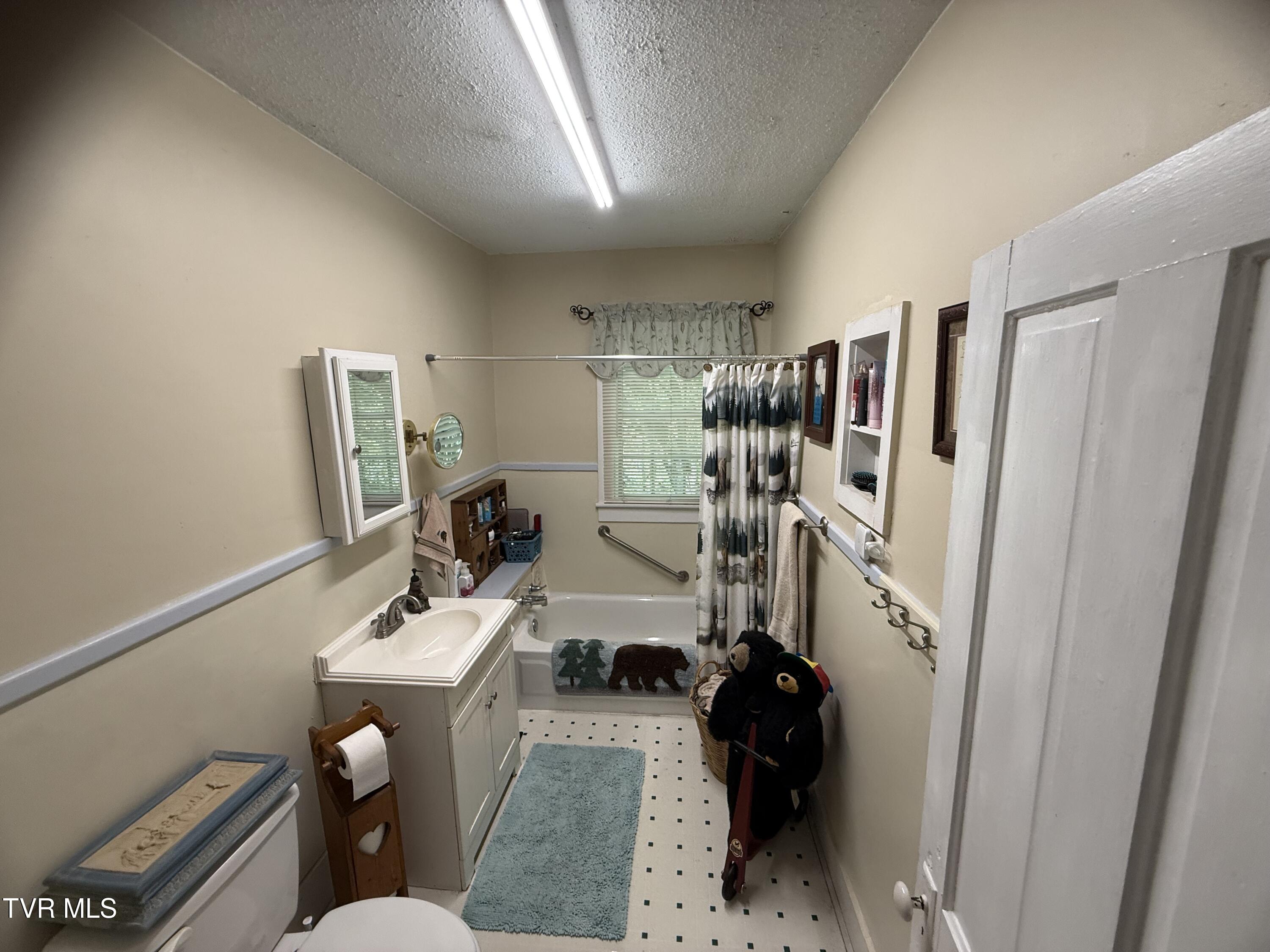 5912 Dunbar Road Appalachia, VA 24216 - Photo 12 of 27 Upstairs Bathroom