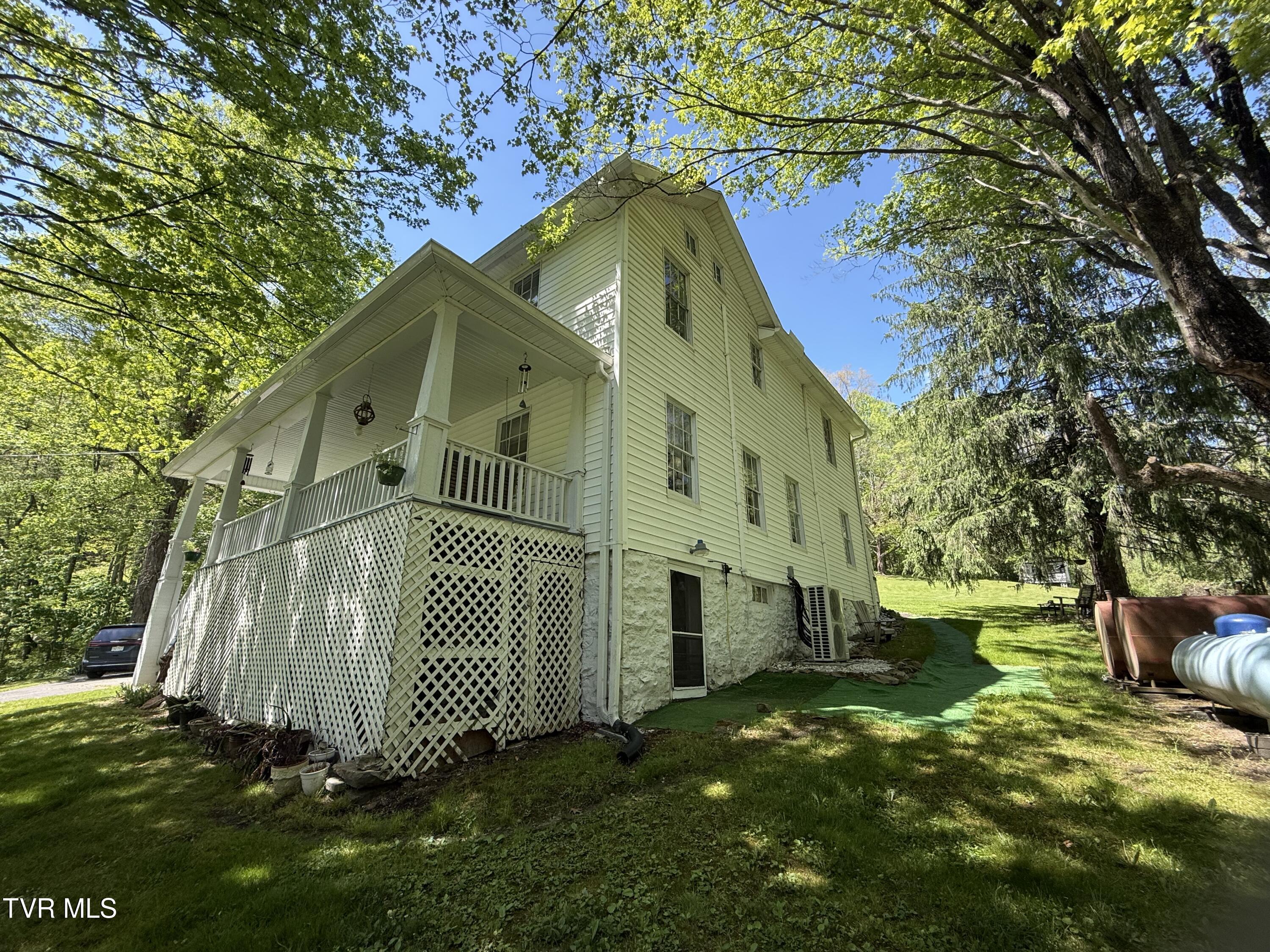 5912 Dunbar Road Appalachia, VA 24216 - Photo 19 of 27 Side of House