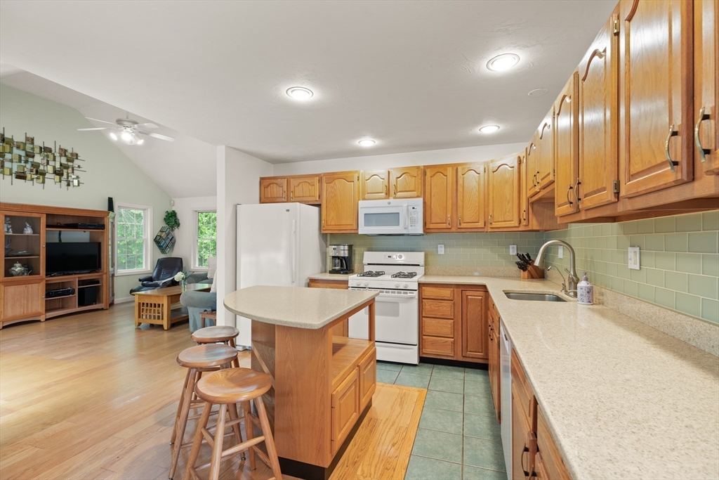 33 Alger Way Stoughton, MA 02072 - Photo 12 of 38