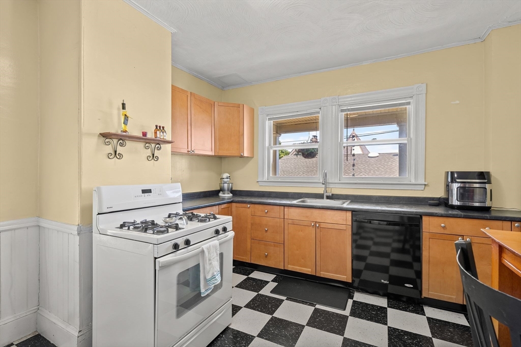 17 Windermere Road Boston, MA 02125 - Photo 9 of 38