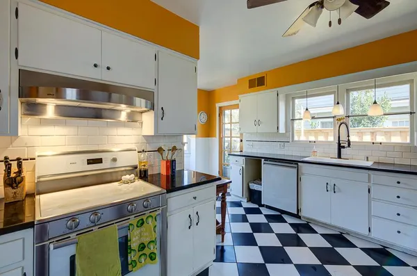 $585,000 | 707 East Floradora Avenue, Fresno, CA 93728