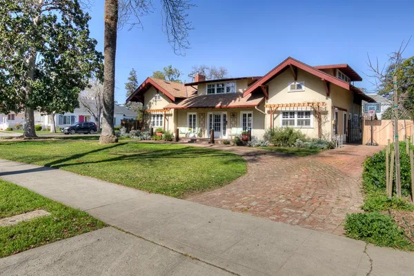 $585,000 | 707 East Floradora Avenue, Fresno, CA 93728