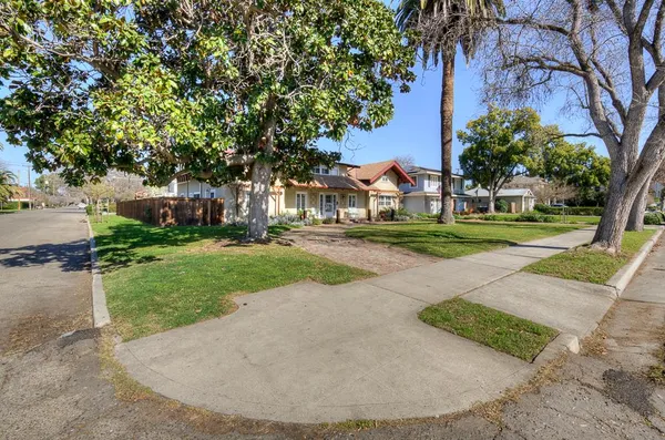 $585,000 | 707 East Floradora Avenue, Fresno, CA 93728