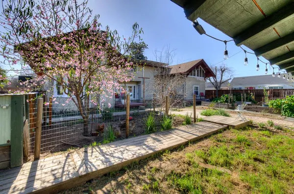 $585,000 | 707 East Floradora Avenue, Fresno, CA 93728