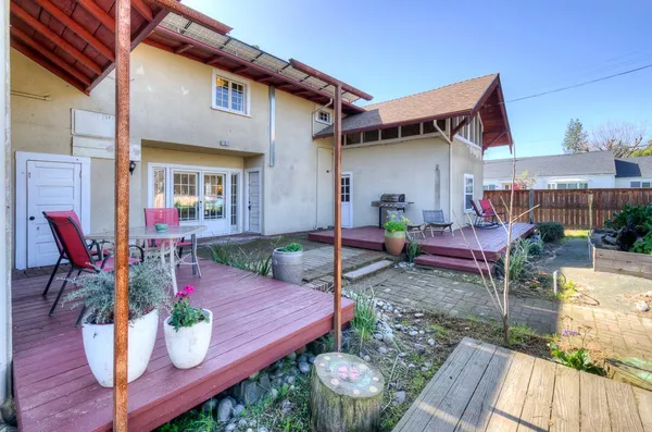 $585,000 | 707 East Floradora Avenue, Fresno, CA 93728