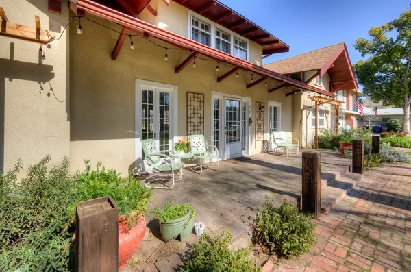 $585,000 | 707 East Floradora Avenue, Fresno, CA 93728