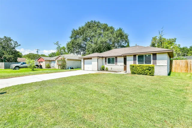 $2,000 | 515 Bellmar Lane, Friendswood, TX 77546