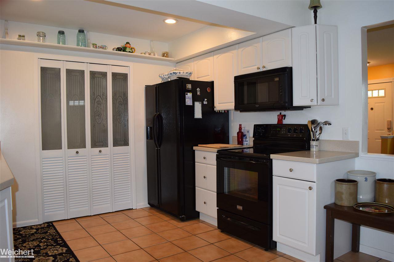 3490 Emmons Avenue Rochester, MI 48307 - Photo 19 of 38 31321037-18.JPG