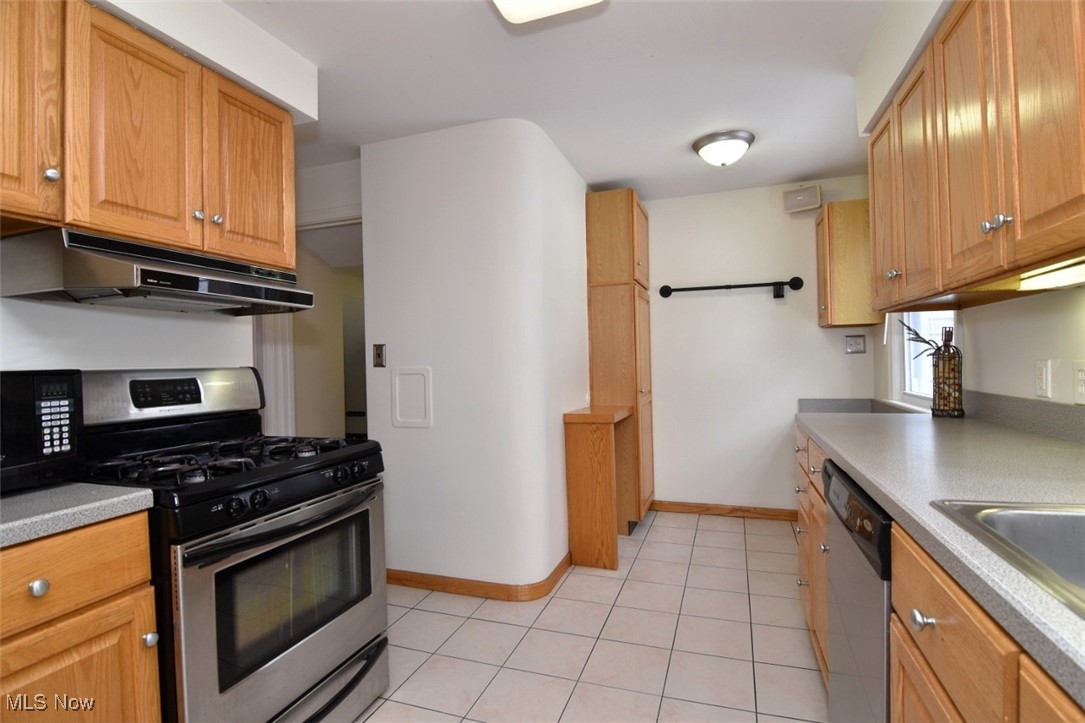 1491 Edgefield Road Cleveland, OH 44124 - Photo 16 of 41