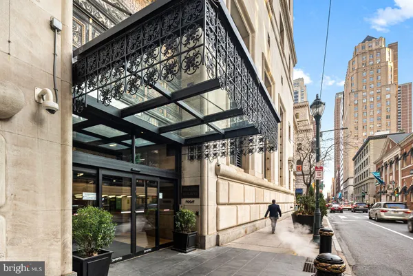 $230,000 | 111 South 15th Street, Unit 1810, Philadelphia, PA 19102