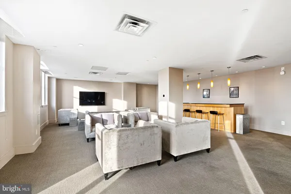 $230,000 | 111 South 15th Street, Unit 1810, Philadelphia, PA 19102