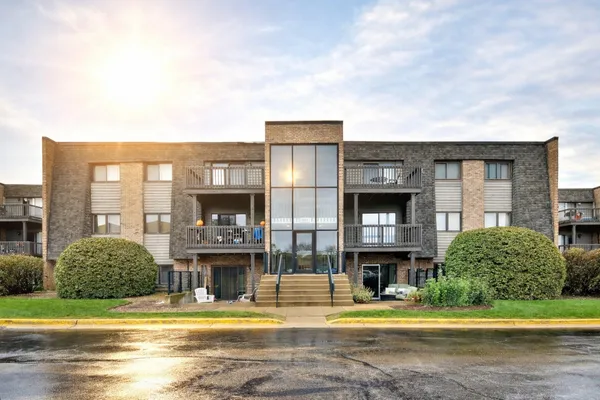 $1,600 | 1422 Stonebridge Circle, Unit M4, Wheaton, IL 60189