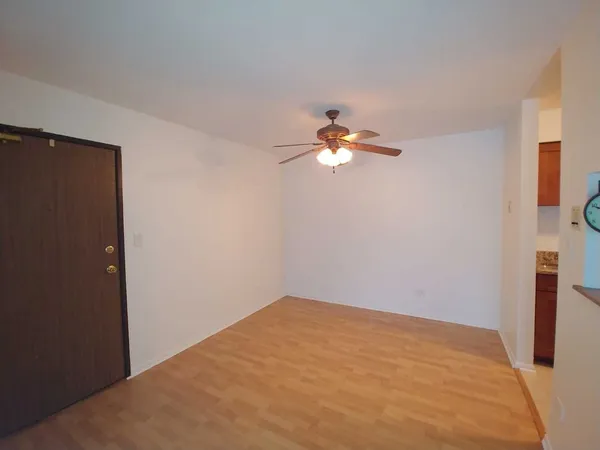 $1,600 | 1422 Stonebridge Circle, Unit M4, Wheaton, IL 60189