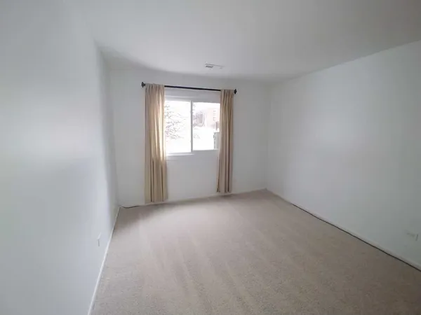 $1,600 | 1422 Stonebridge Circle, Unit M4, Wheaton, IL 60189