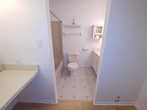 $1,600 | 1422 Stonebridge Circle, Unit M4, Wheaton, IL 60189