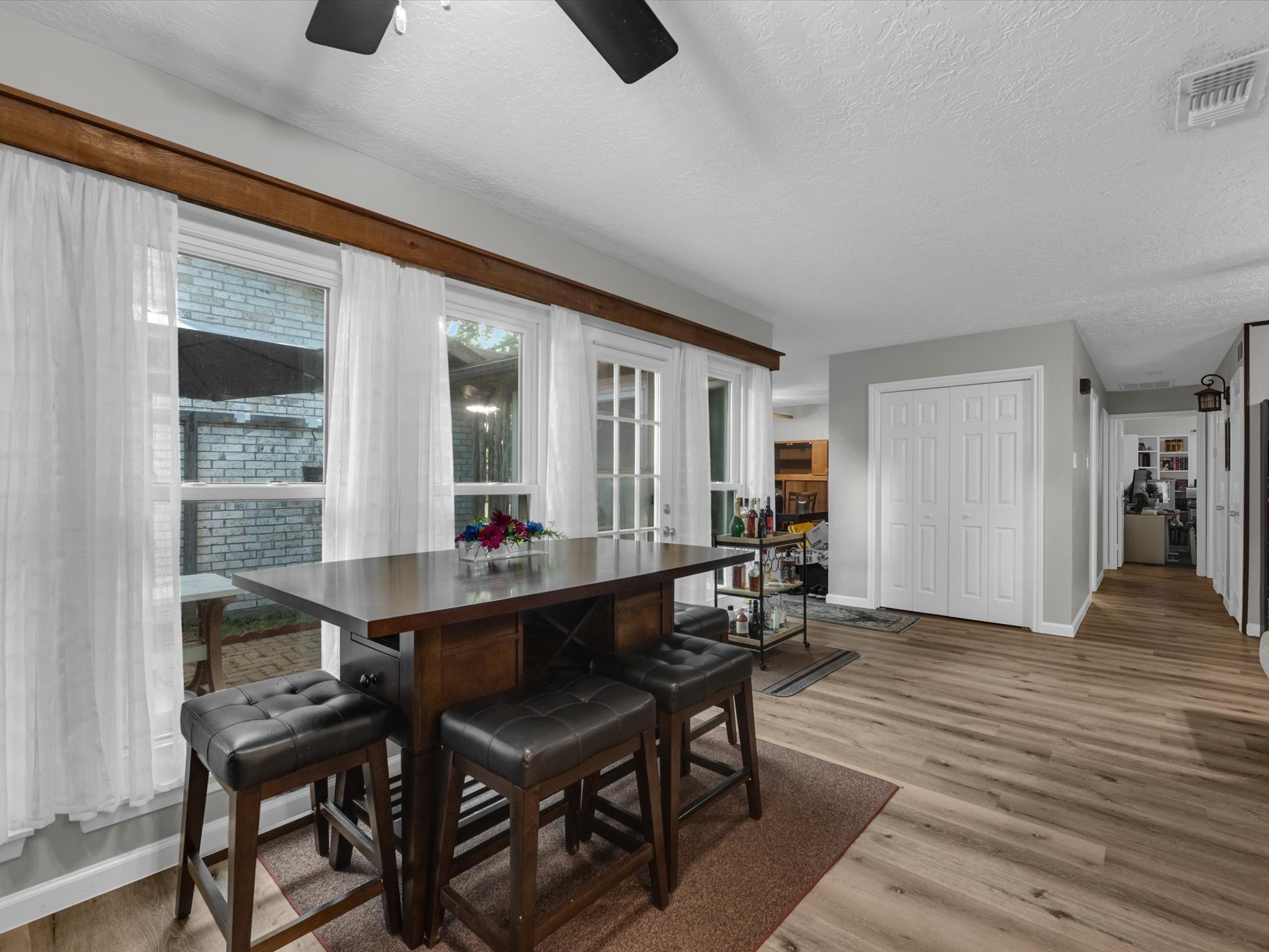 15714 Rill Lane Houston, TX 77062 - Photo 5 of 19 With an abundance of natural light streaming through the windows, the breakfast nook is bathed in a sunny glow, creating the perfect atmosphere to enjoy your morning coffee or a family breakfast.