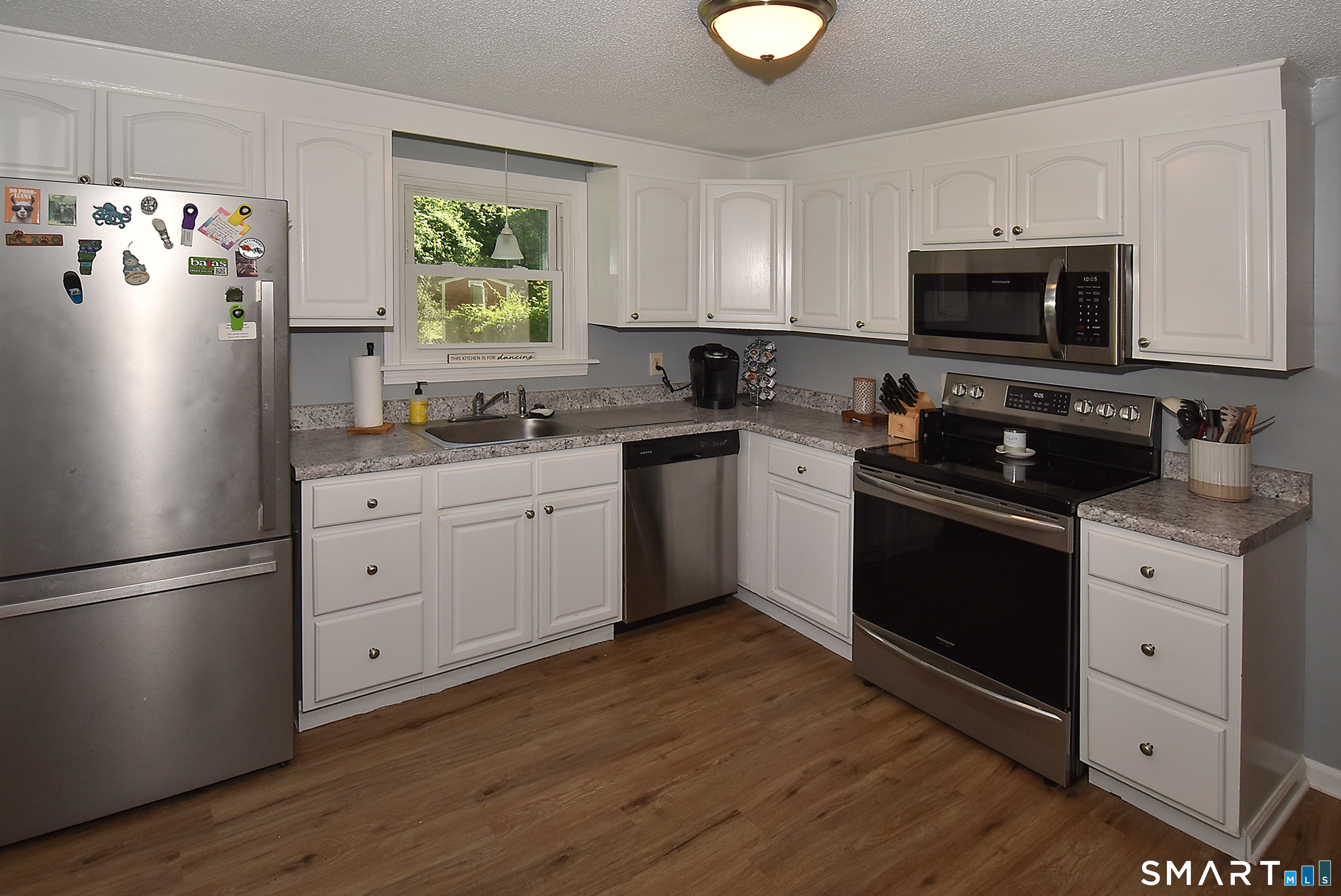 82 Rood Avenue Windsor, CT 06095 - Photo 4 of 29