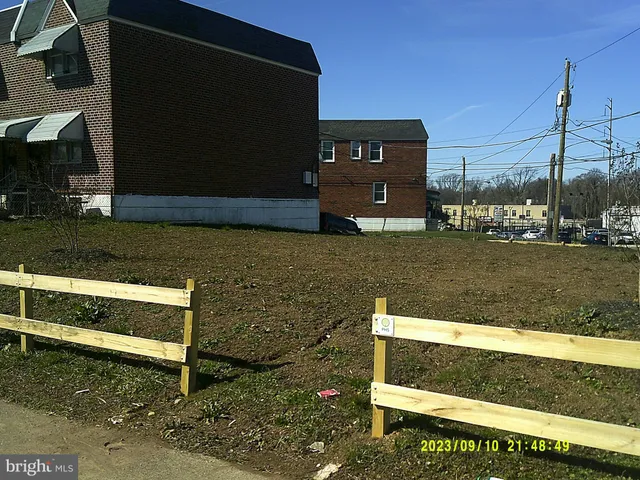 a view of a back yard of the house