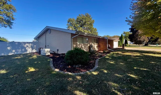 $187,500 | 241 Circle Drive, Galesburg, IL 61401