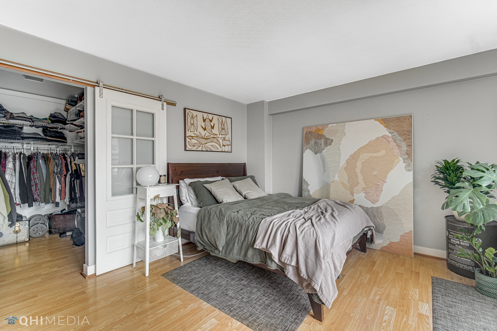 2909 North Sheridan Road, Unit 1502 Chicago, IL 60657 - Photo 11 of 19 a bedroom with a bed and a potted plant