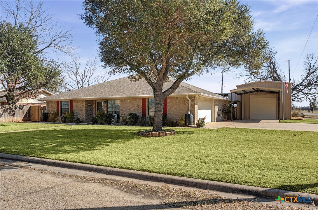 1601 Sunset Circle Cameron, TX 76520 - Photo 4 of 40 a front view of a house with a garden