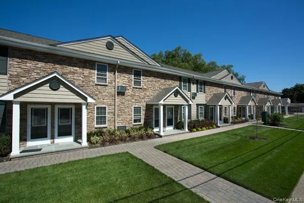 $2,625 | 11 Pickwick Lane, Unit 11, North Babylon, NY 11703