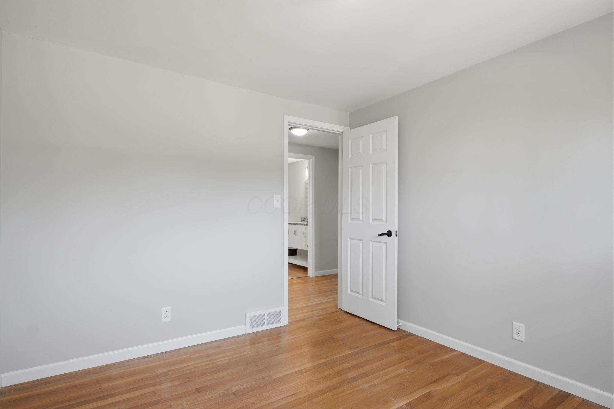 2547 McCutcheon Road Columbus, OH 43219 - Photo 23 of 55 up bedroom