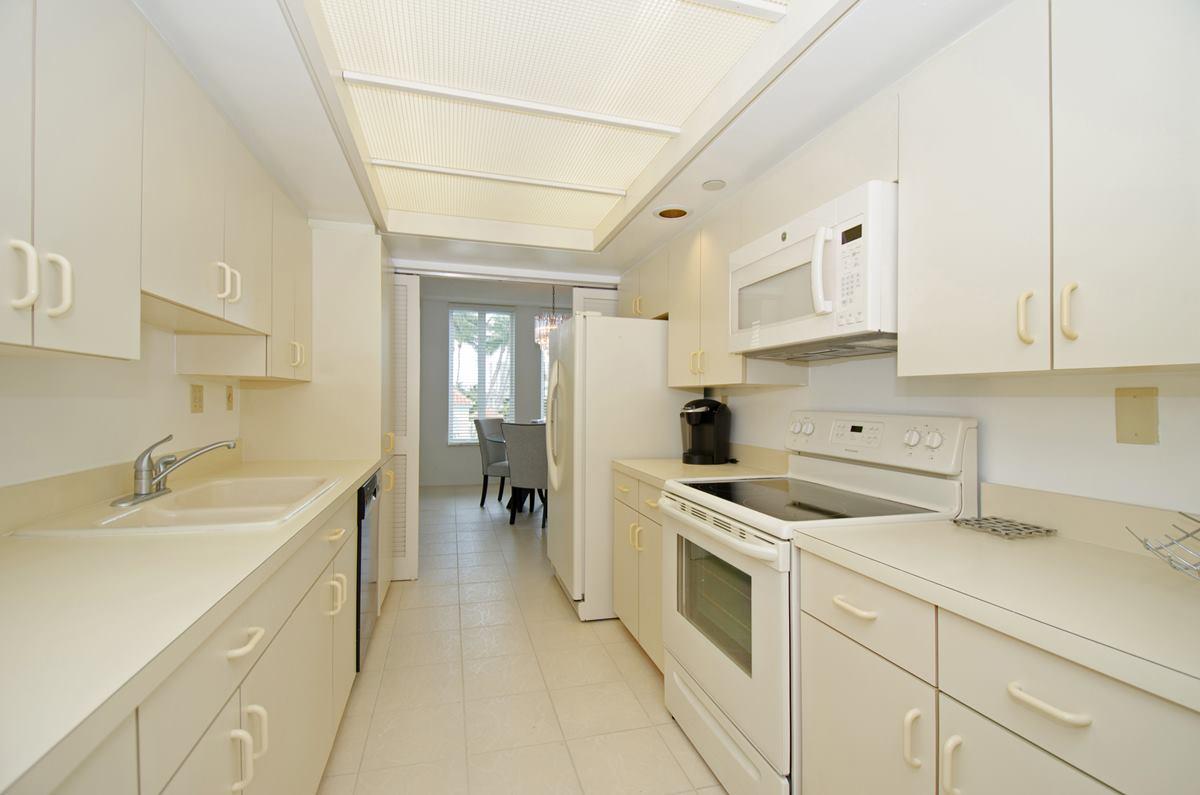 100 Southeast 5th Avenue, Unit 315 Boca Raton, FL 33432 - Photo 8 of 12 kitchen_1200.jpg