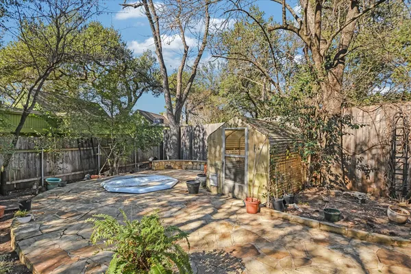 a view of a house with backyard