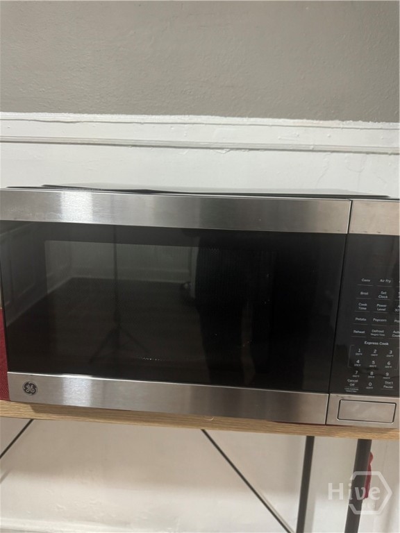 634 Kline Street Savannah, GA 31415 - Photo 19 of 28 Kitchen Microwave