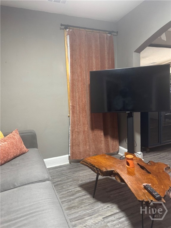 634 Kline Street Savannah, GA 31415 - Photo 9 of 28 Living Room