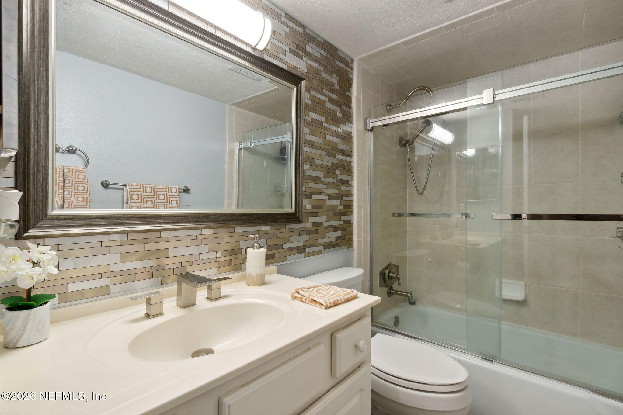4915 Baymeadows Road, Unit 6A Jacksonville, FL 32217 - Photo 27 of 42 Hall bathroom