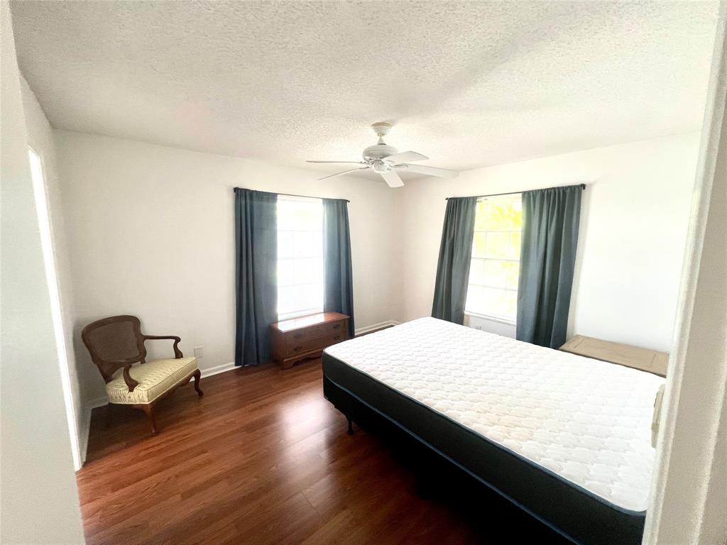 6600 Northeast 22nd Way, Unit 2332 Fort Lauderdale, FL 33308 - Photo 15 of 29 a living room with a bed and a chair