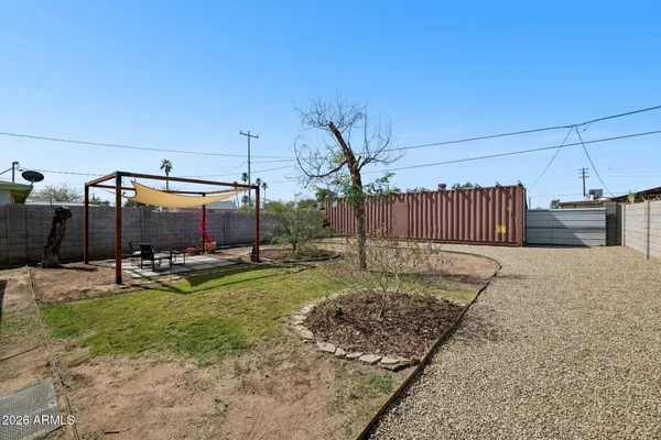 a view of a backyard