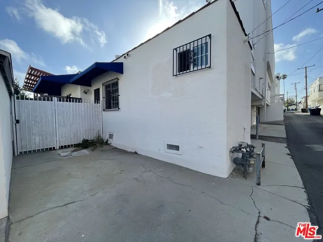a view of a house with entryway