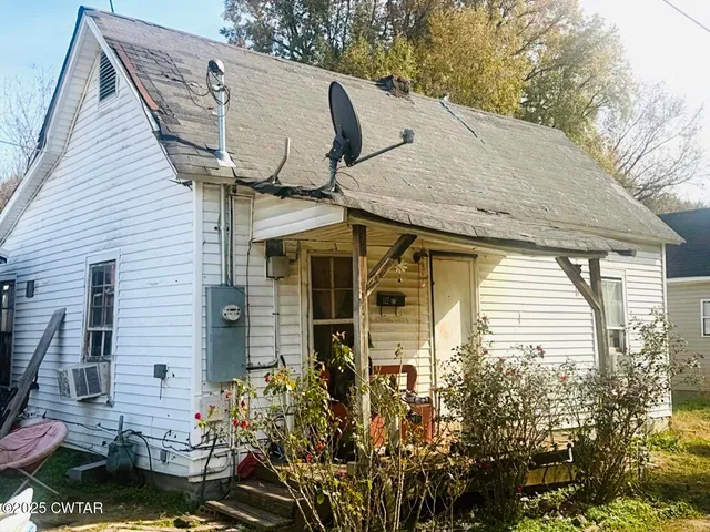 a view of a house with backyard